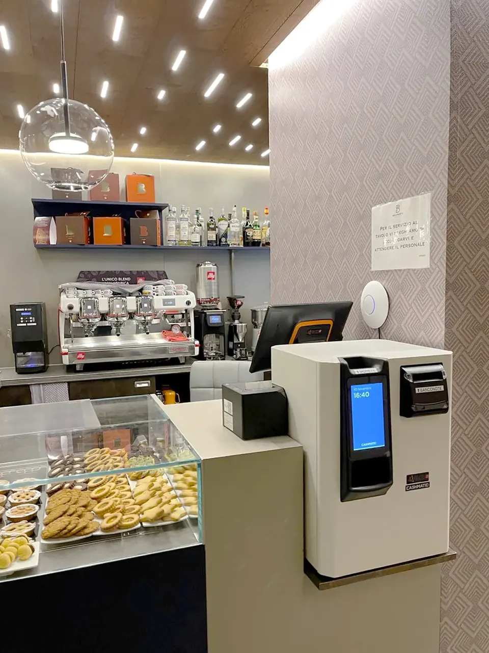 Monnayeur automatique au comptoir d'un café