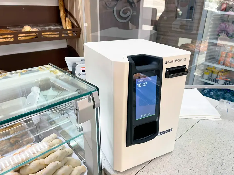 Monnayeur automatique au comptoir d'un commerce alimentaire