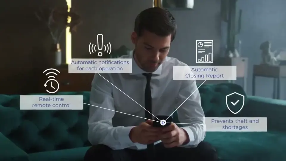 Commerçant consultant l’application MyCashmatic sur son téléphone